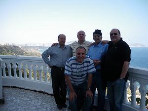 ORAN 2009 accroupi jules-en haut de gauche a droite Chauffeur taxi miloud Rene HAMANIguide RACHID a canastel